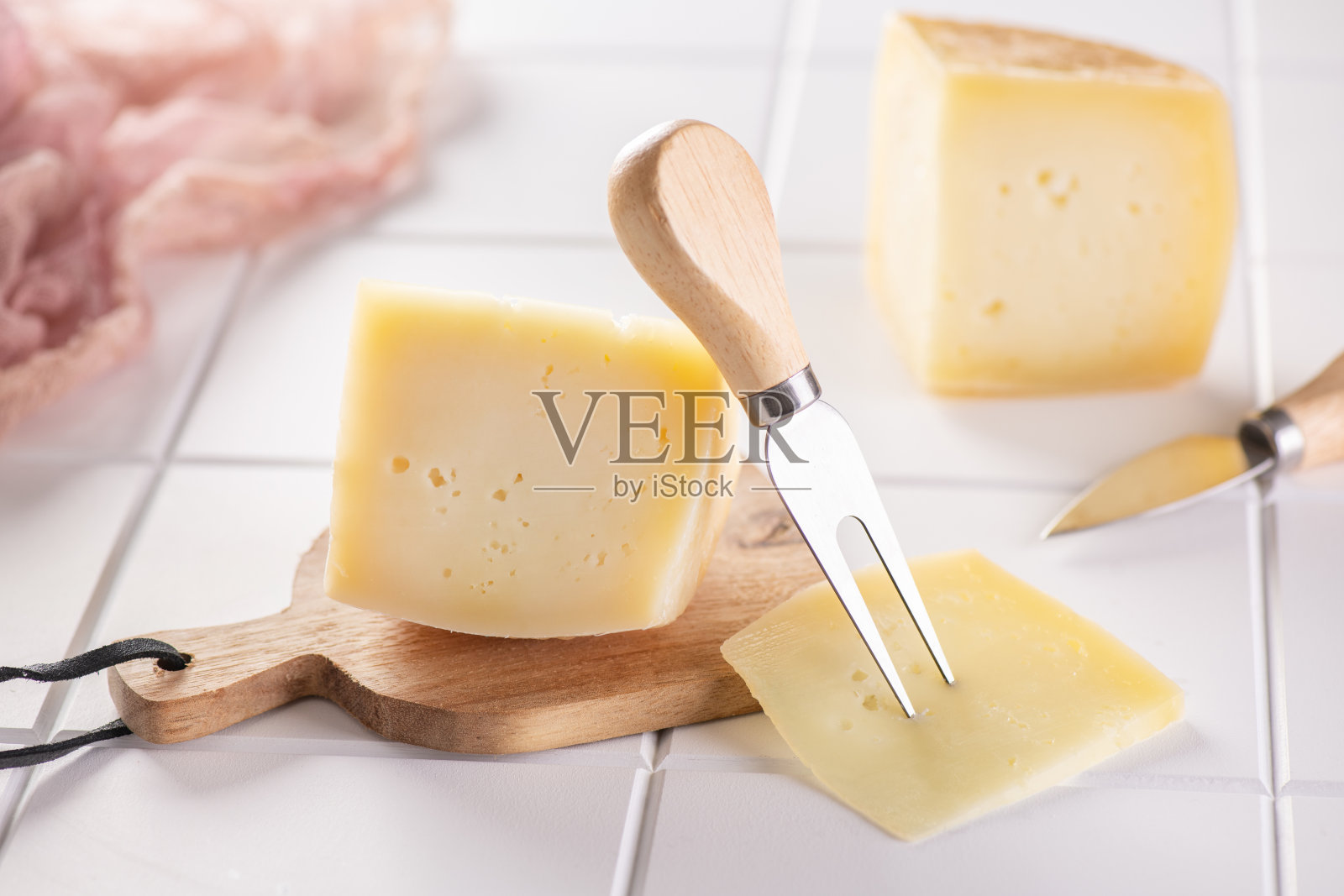 一块块成熟的意大利羊乳干酪。照片摄影图片