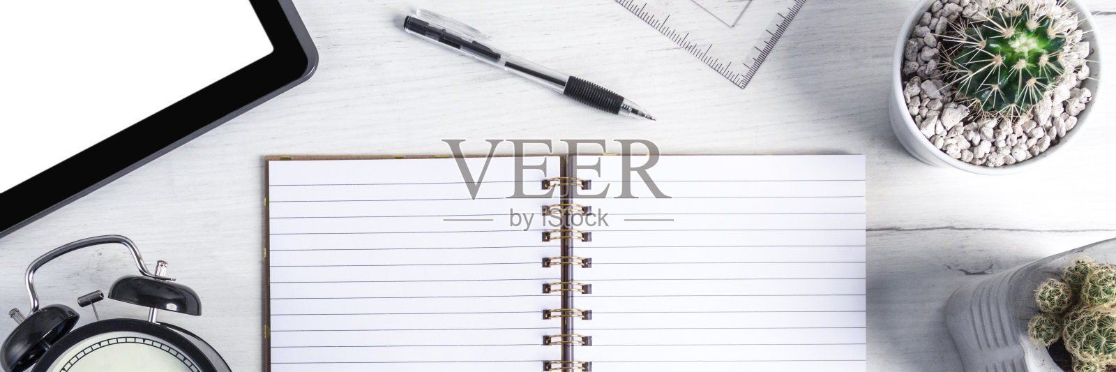 全景俯视图在一个木制的桌子上，一个平板电脑，仙人掌，螺旋打开笔记本照片摄影图片