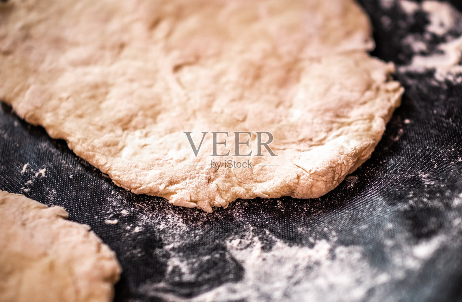 家里做的准备放在烤箱里烤的扁面包照片摄影图片