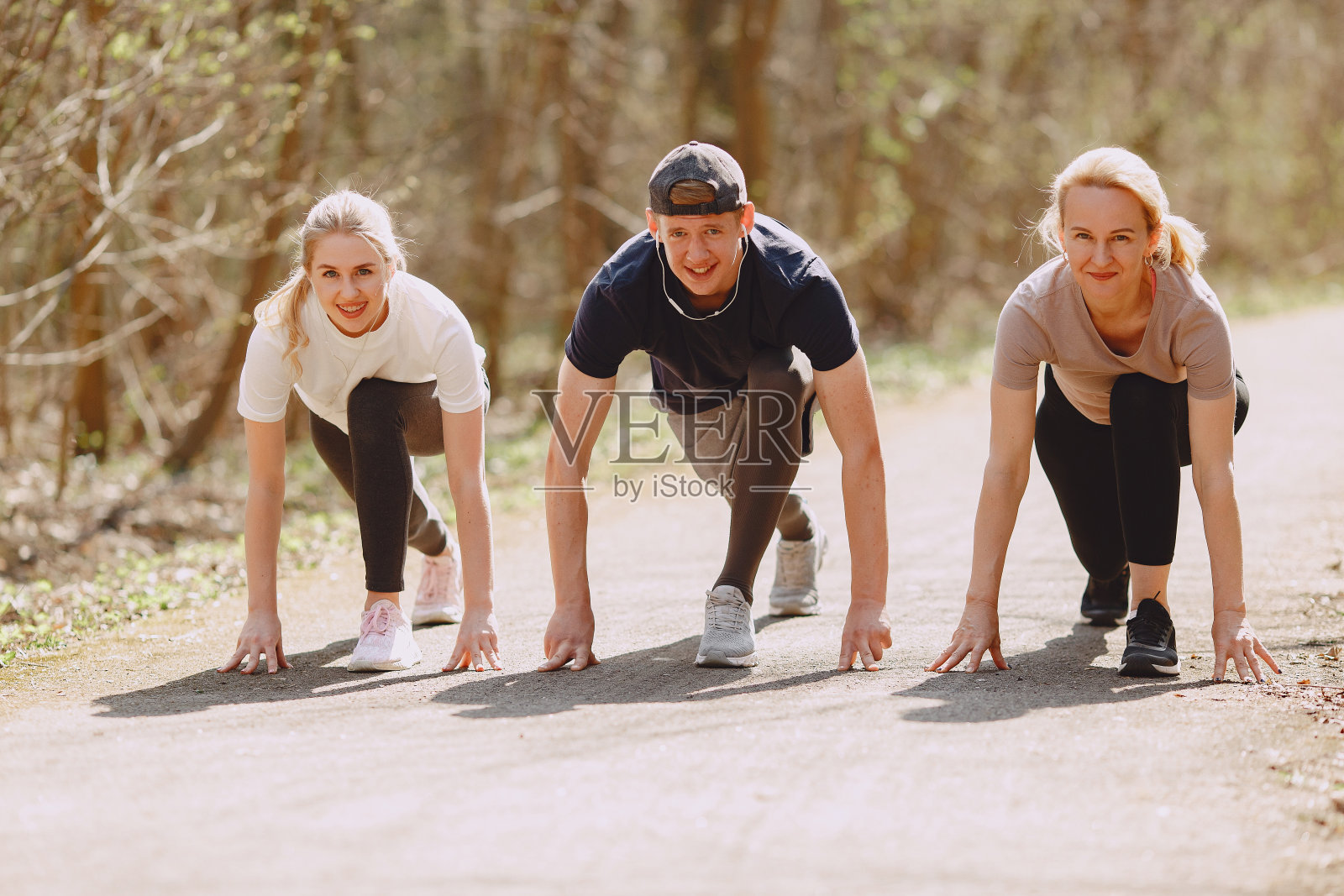 在夏季森林里进行家庭体育训练照片摄影图片