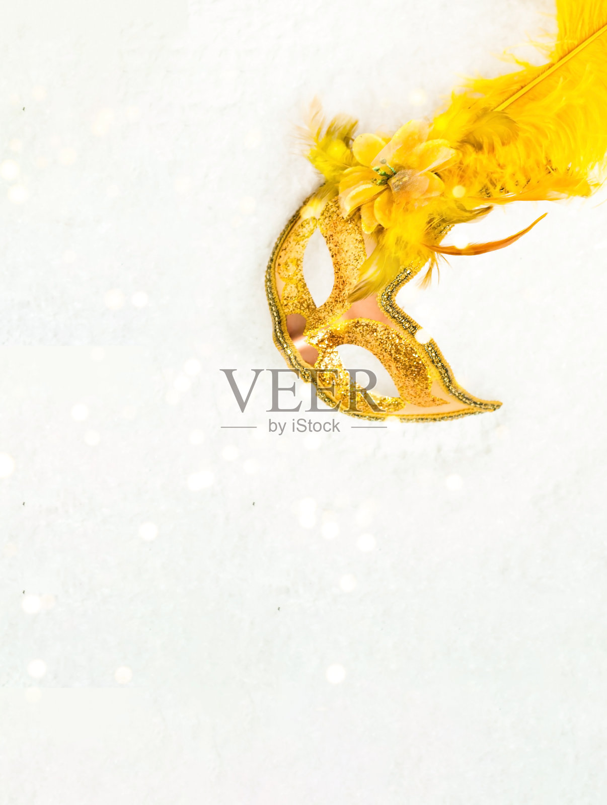 金色的面具上满是白色的纹理。最小的组合。节日的气氛中。空间创意副本。照片摄影图片