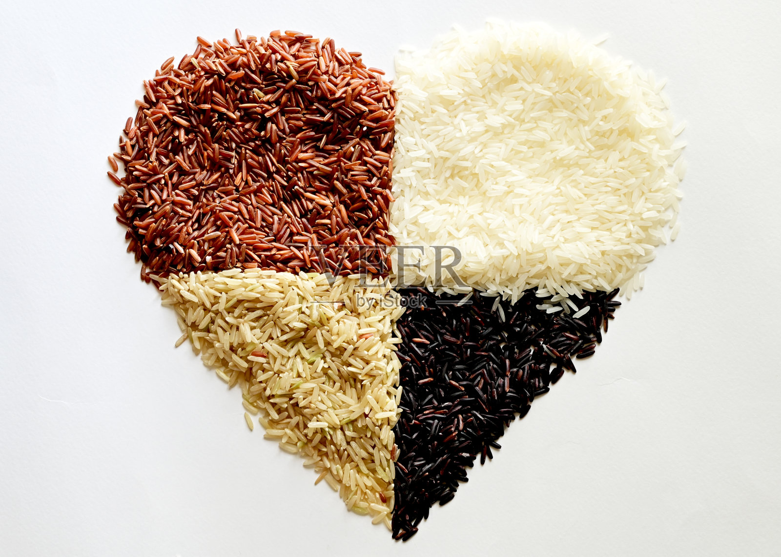 一堆棕色糯米，红色茉莉米，燕麦米，大麦，小米米，棕色小麦的形状的心孤立在白色的背景。照片摄影图片