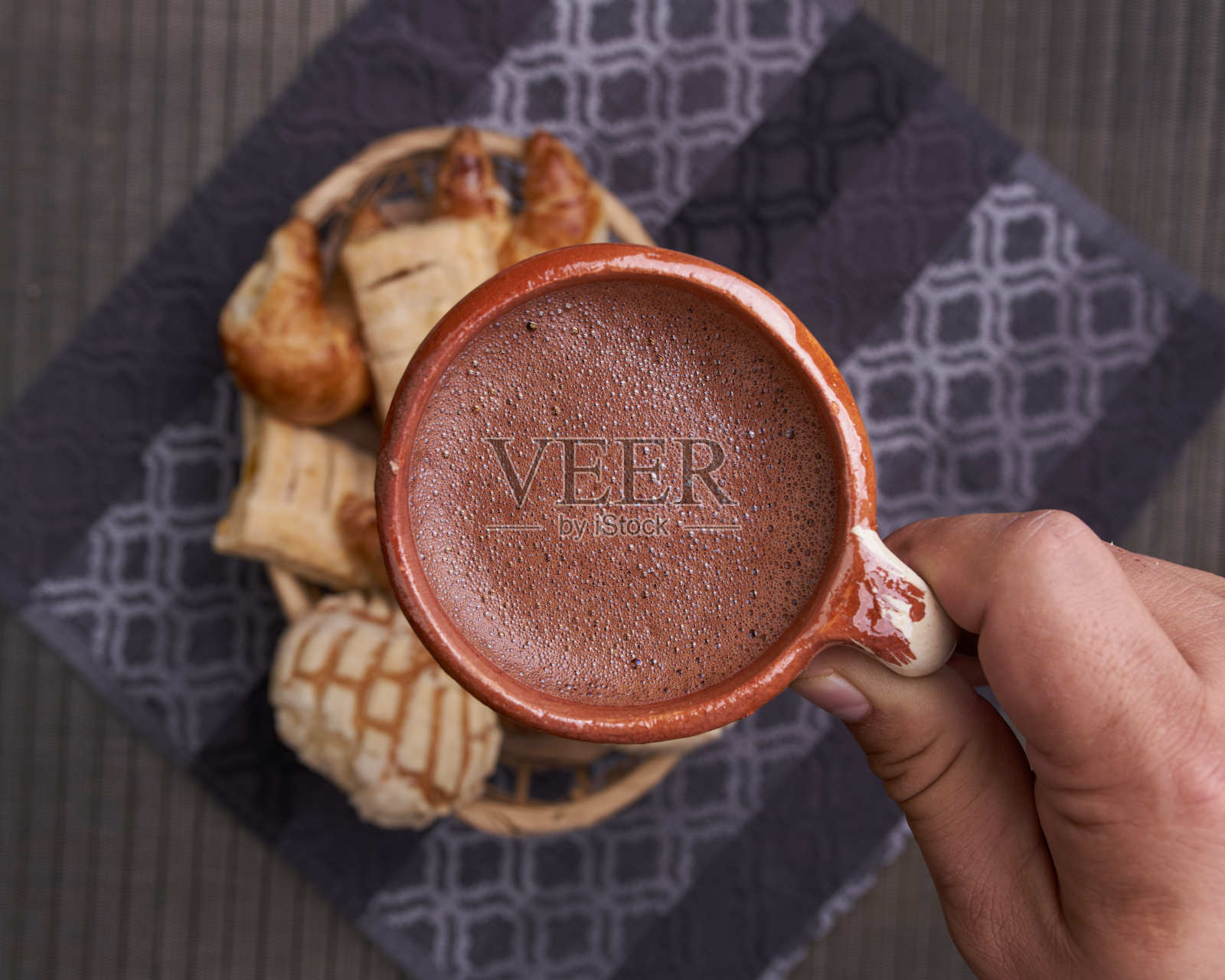 篮子里的面包，泥杯里的巧克力照片摄影图片