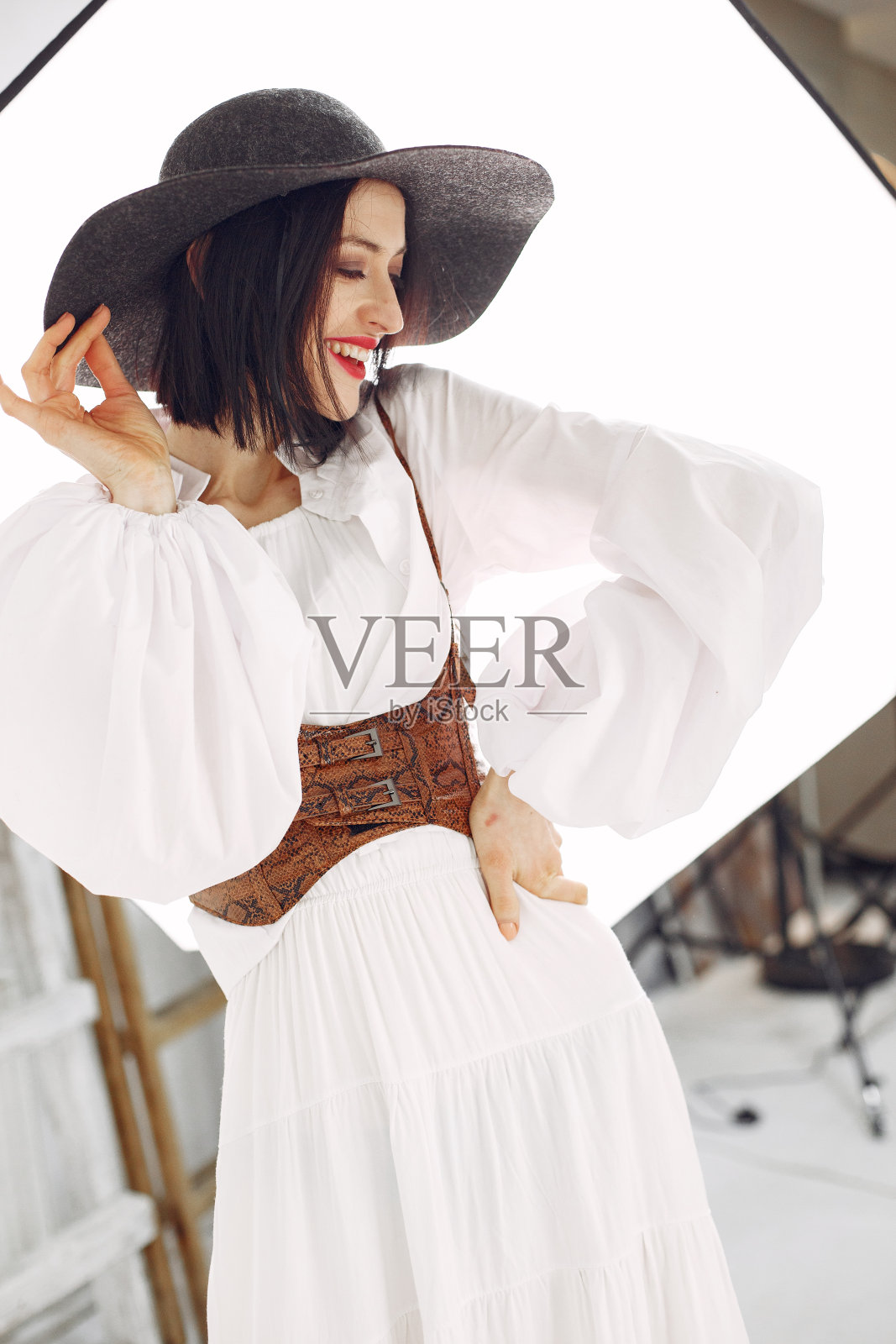 白色背景下的时尚照片中的女孩照片摄影图片