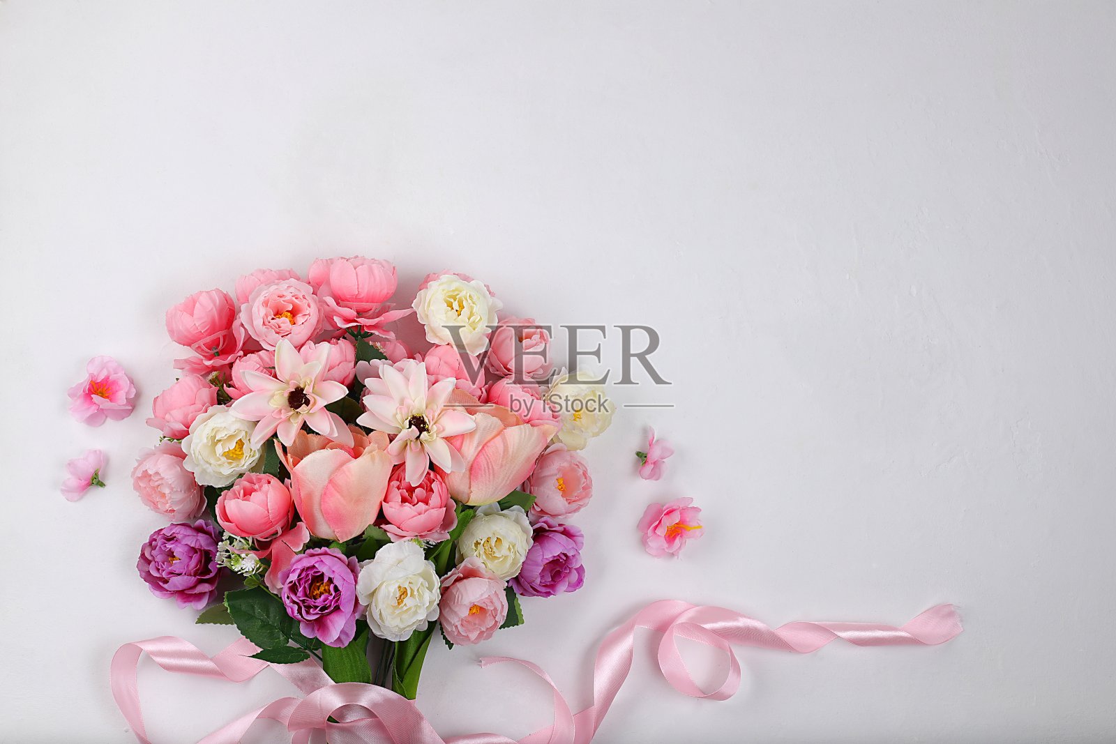 抽象派插花，静物，春夏旗帜，玫瑰和牡丹花束与地方的文字在灰色的背景。母亲明信片节，妇女节，照片摄影图片