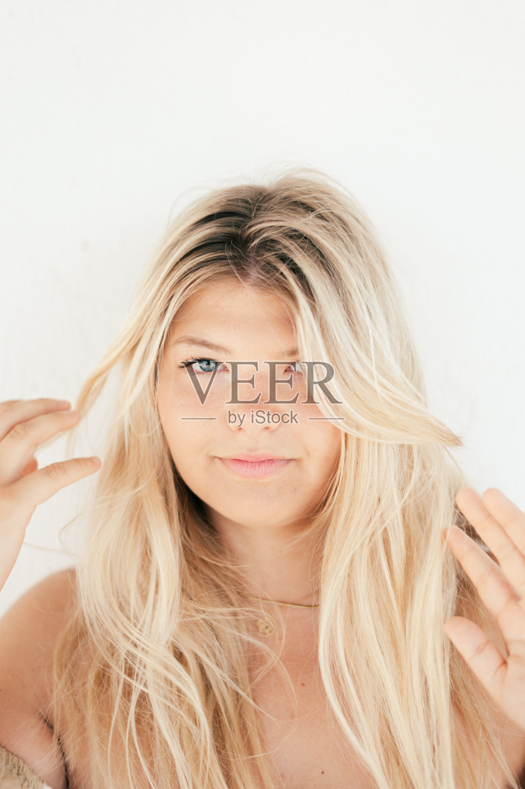 漂亮的大码少女在白色的背景。身体积极性的概念照片摄影图片