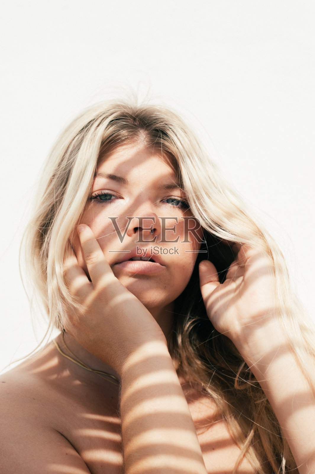 有吸引力的加码年轻女子户外肖像与热带阴影照片摄影图片