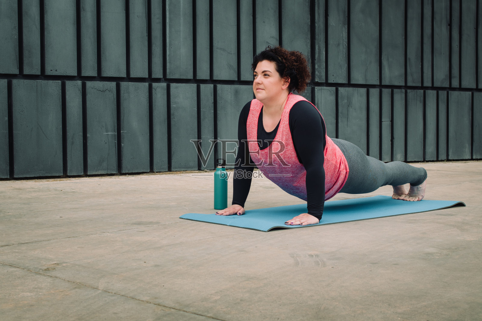 妇女练习脂肪燃烧练习与copyspace照片摄影图片