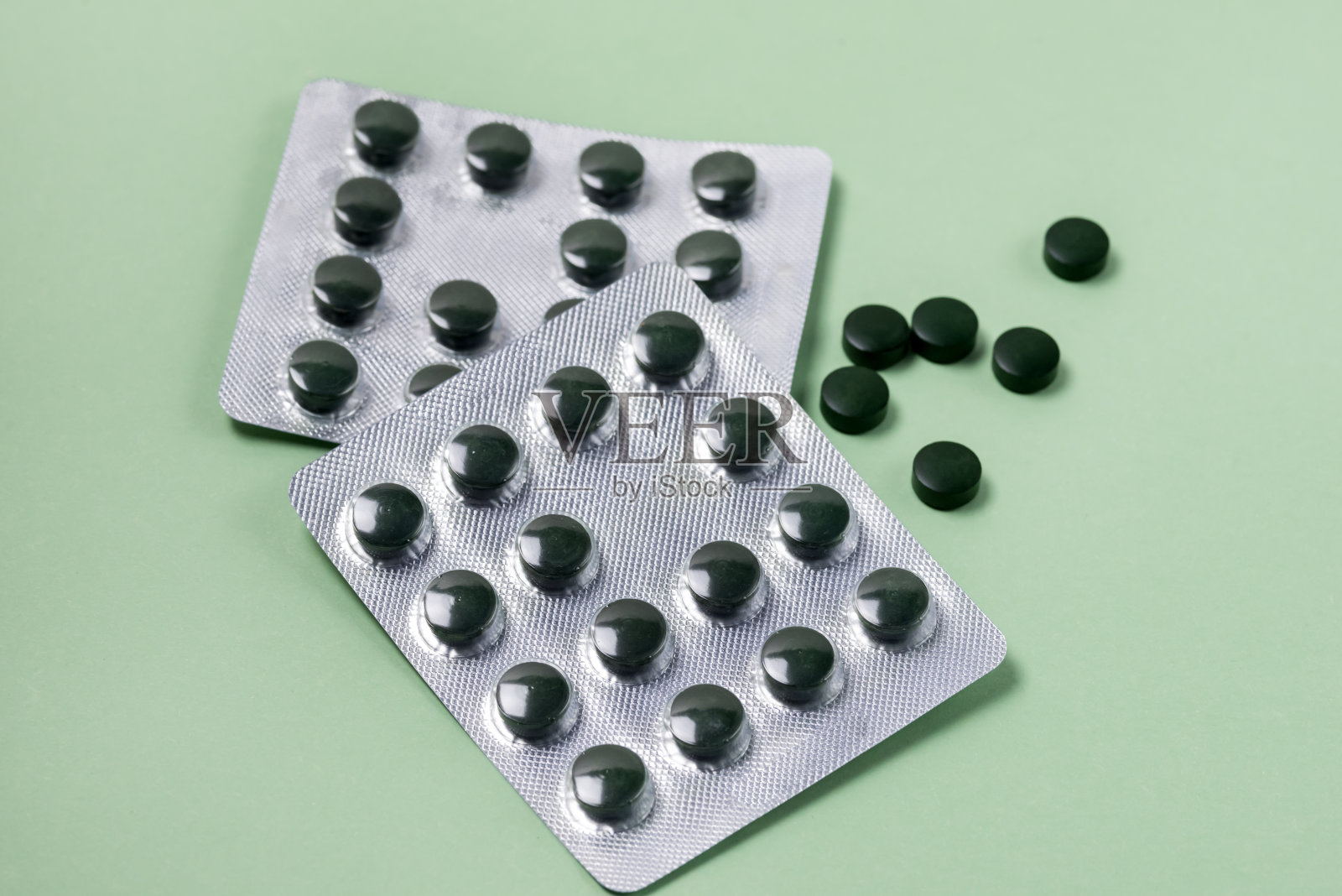 螺旋藻片上的水疱绿色背景超级食品水平照片摄影图片