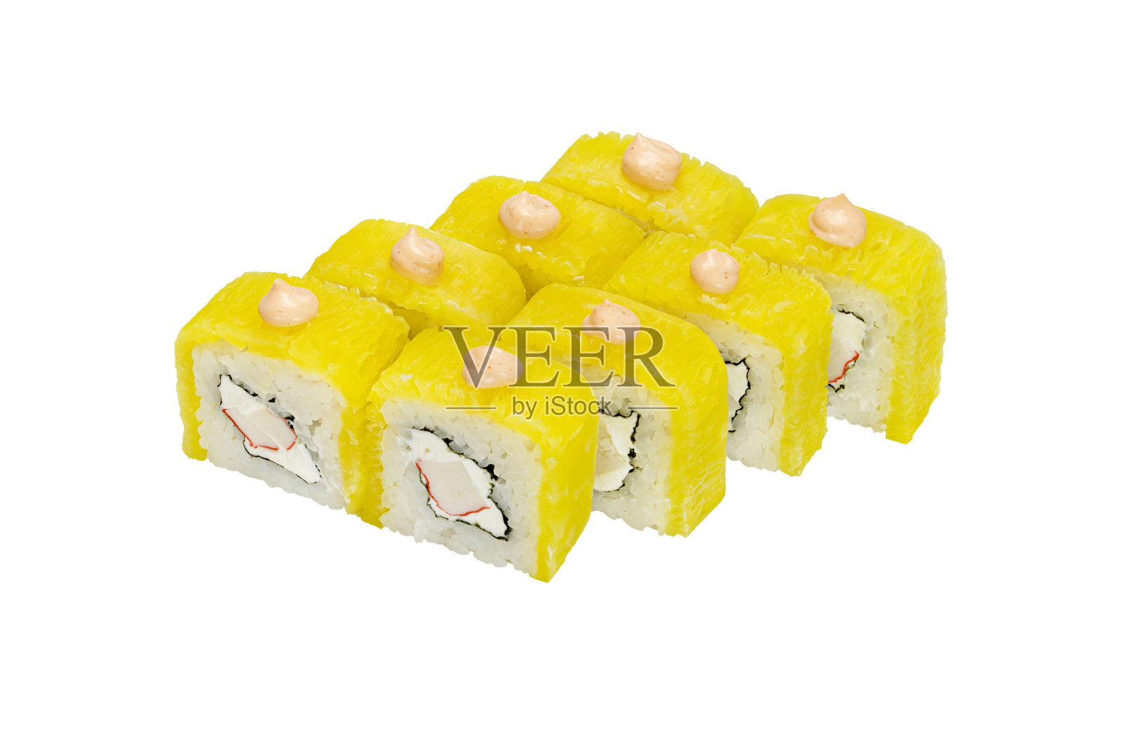 寿司卷配菠萝、海鲜和奶油芝士。从餐厅送来的现成食物样品。照片摄影图片