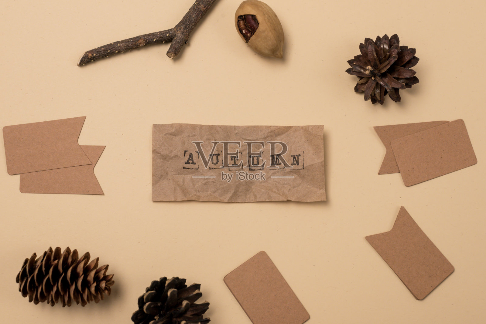 秋季最小的概念或背景黄色背景表的旧纸题词秋季顶视图照片摄影图片