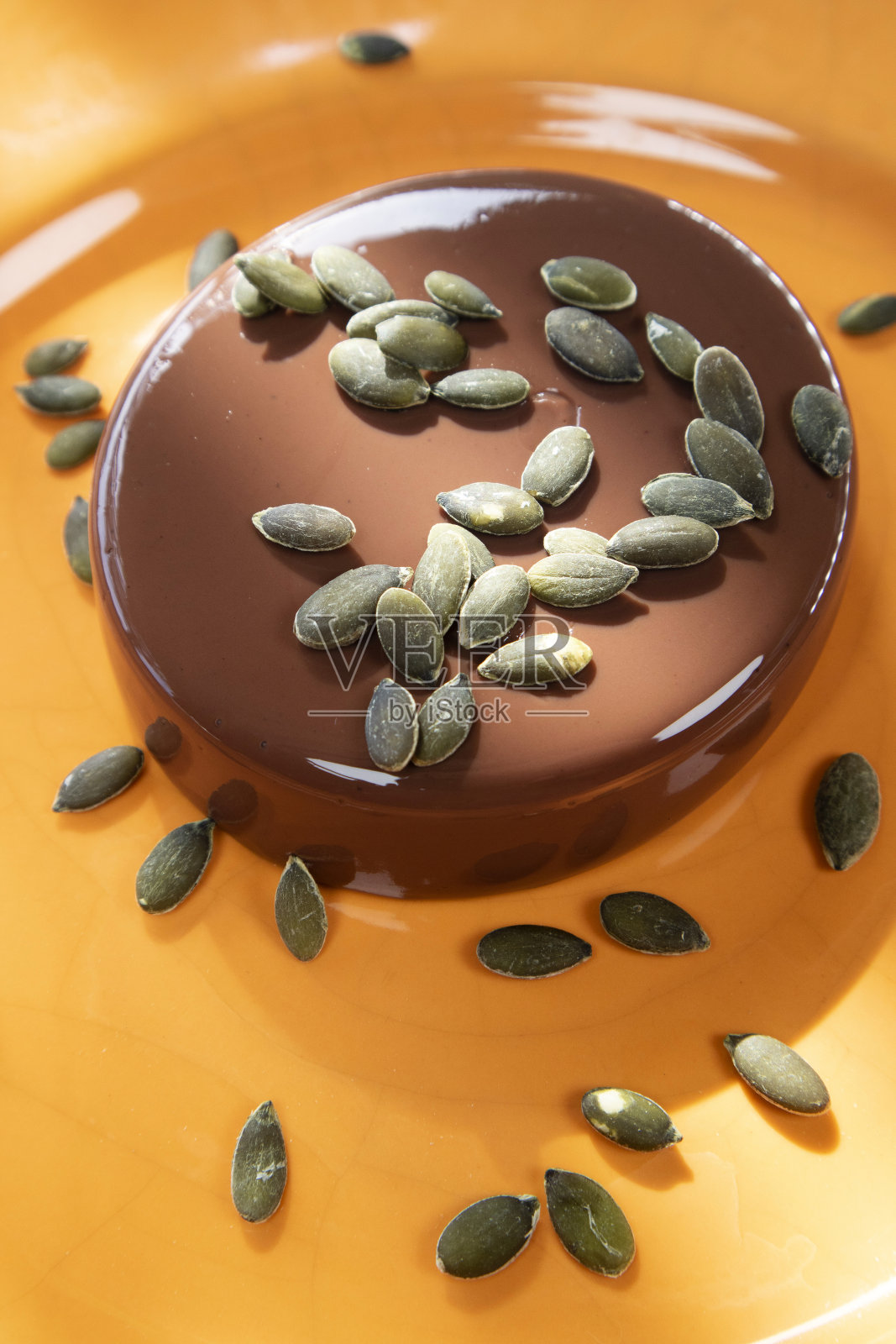 素食烹饪可可布丁，豆浆和南瓜子照片摄影图片