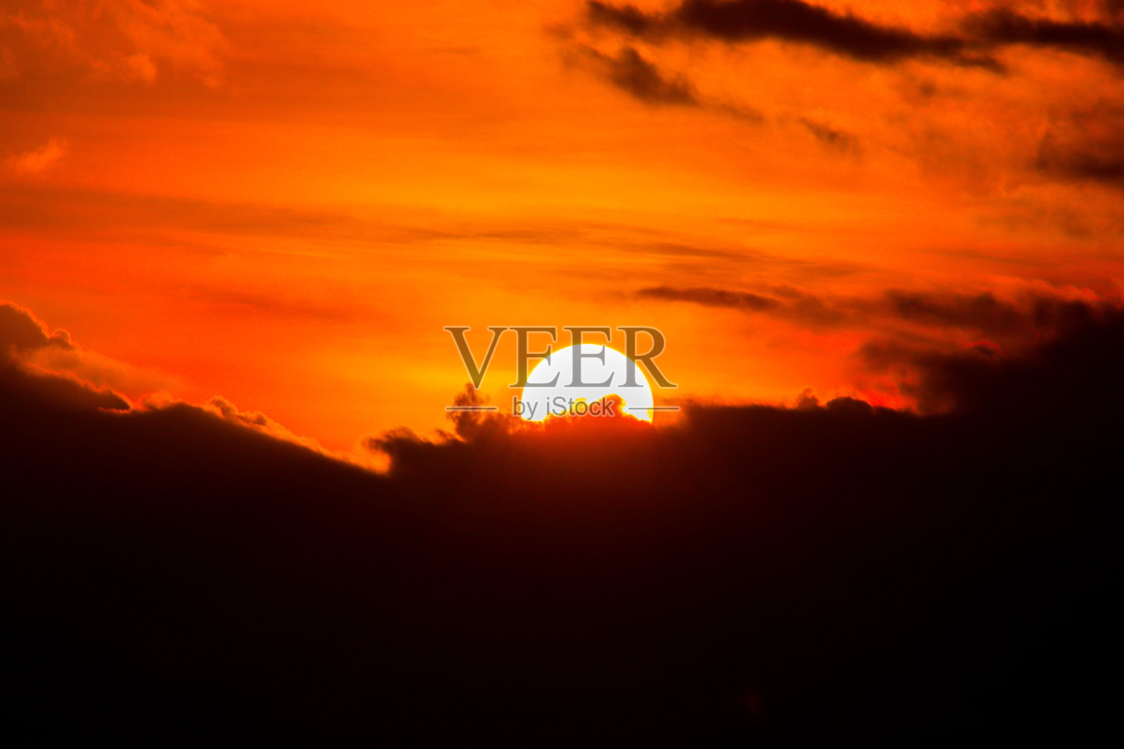 太阳从云后探出头来照片摄影图片