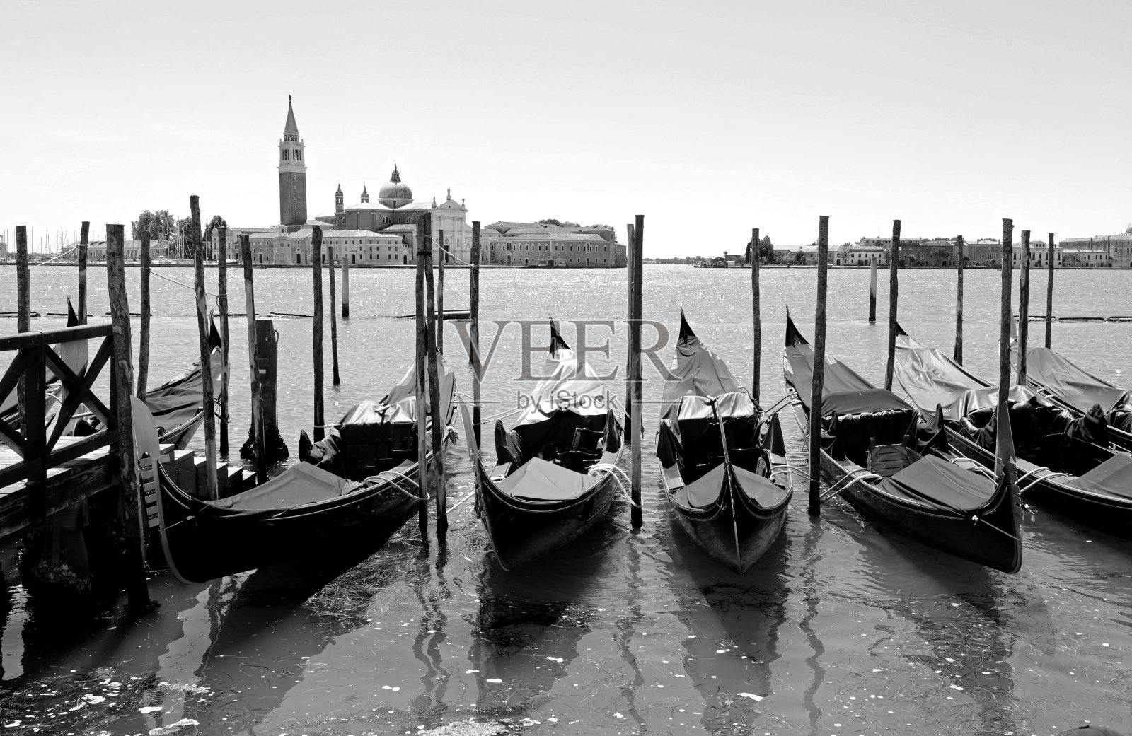 停泊的贡多拉船是威尼斯典型的黑白效果照片摄影图片