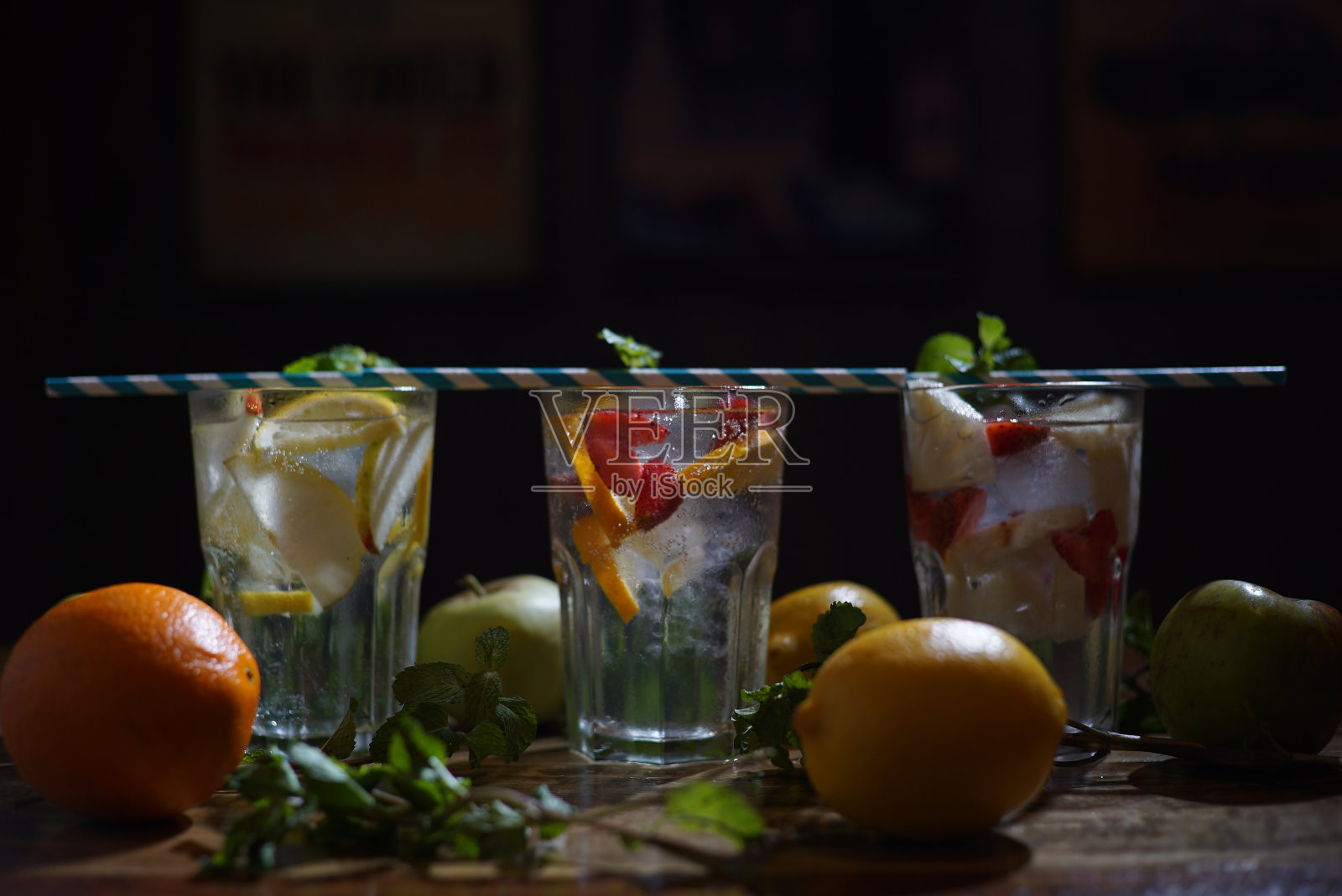 清爽的夏日酒精鸡尾酒照片摄影图片