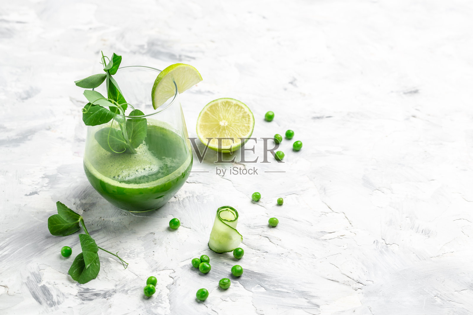 菠菜奶昔，排毒奶昔，绿色新鲜豌豆，黄瓜，菠菜和酸橙，横幅，菜单食谱的文字，俯视图照片摄影图片