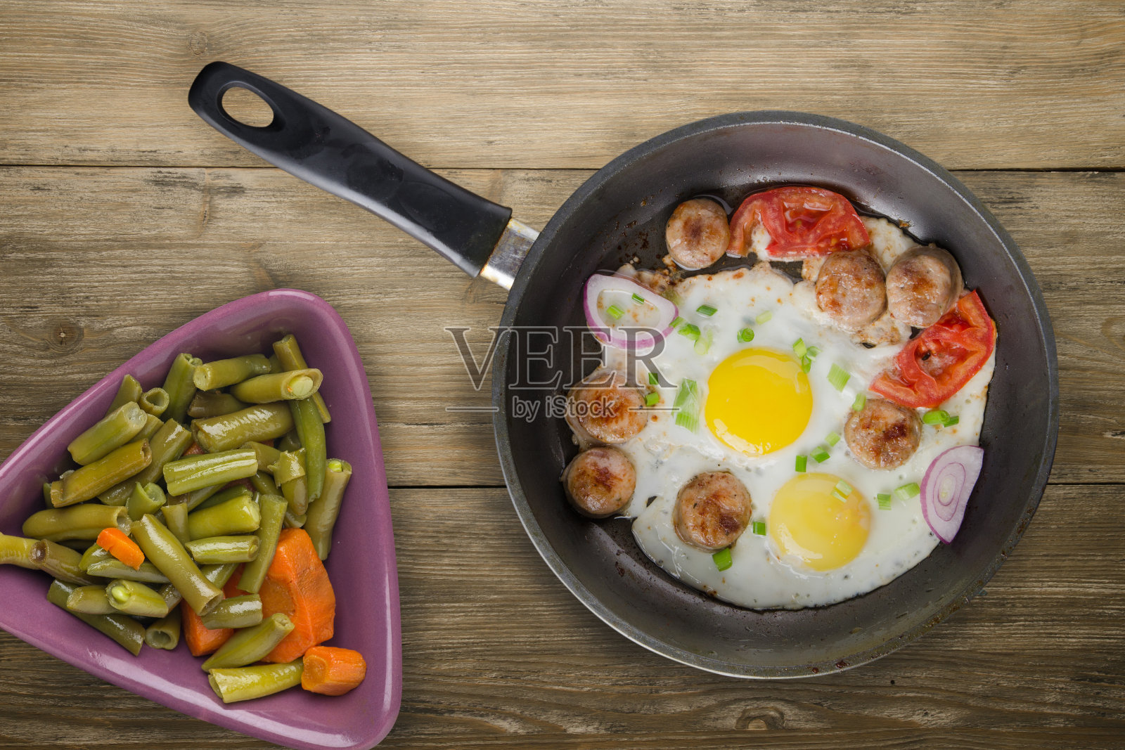 在煎锅里用香肠煎鸡蛋照片摄影图片