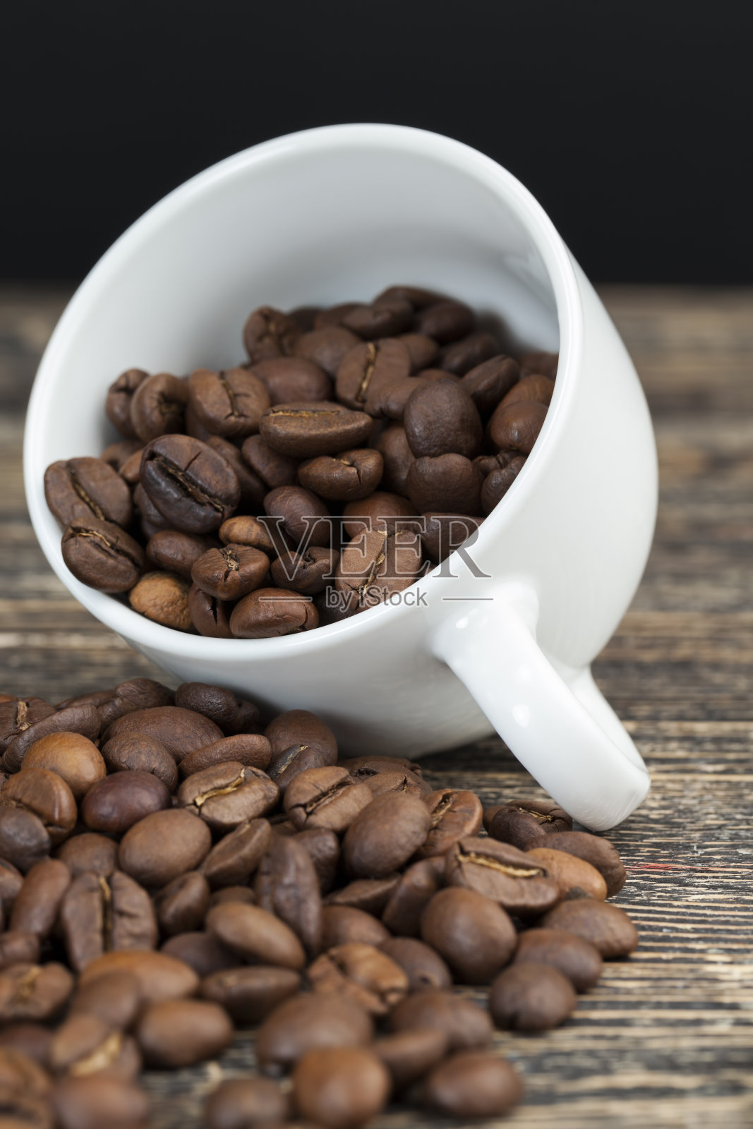 将整个咖啡豆做成一种饮料照片摄影图片