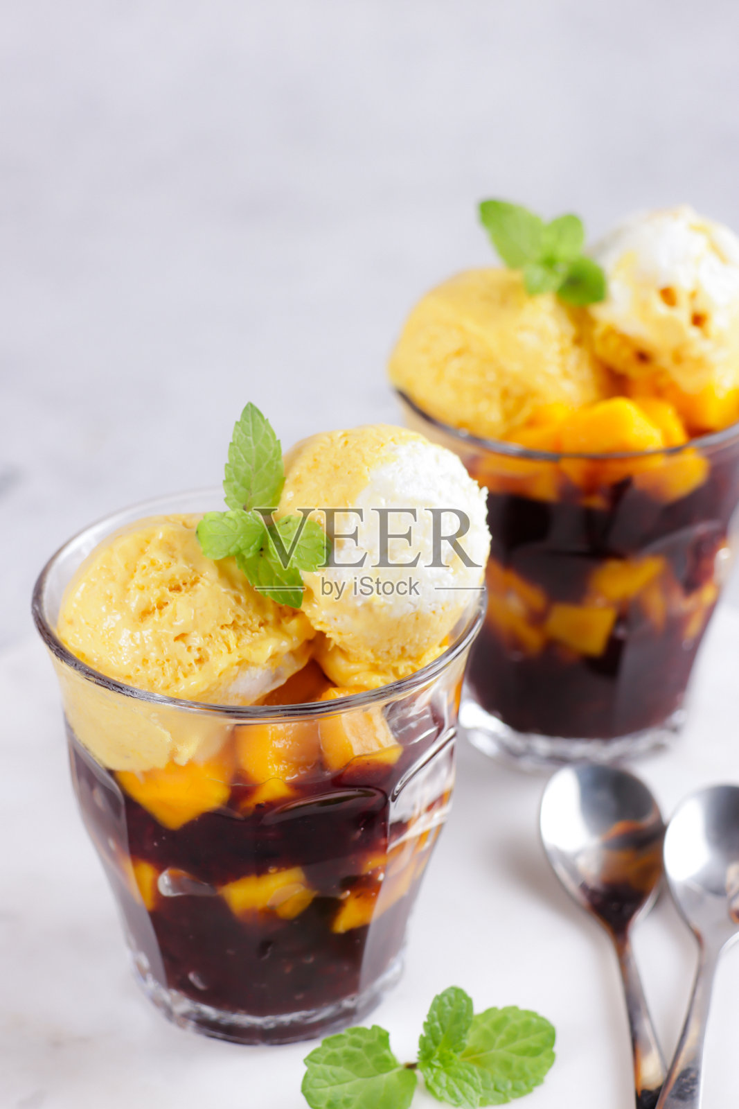 黑糯米粥配芒果片，上面还有椰子和芒果冰淇淋。照片摄影图片