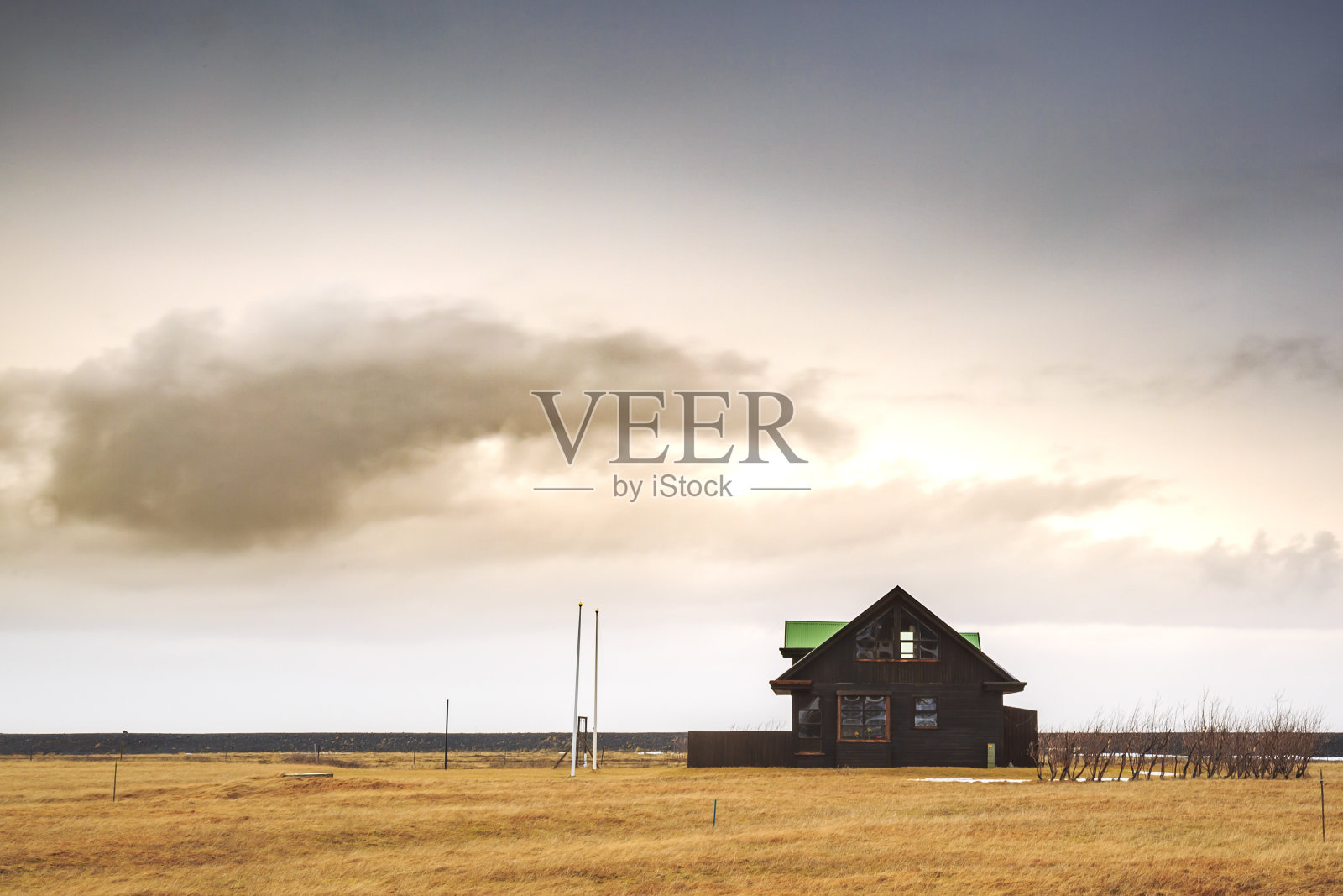 南冰岛1号公路雪夜期间的日落。照片摄影图片