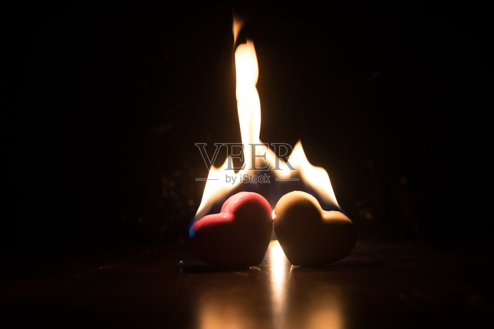 情人节的背景。情人节的心放在深色的木桌上。健美的,复制空间照片摄影图片