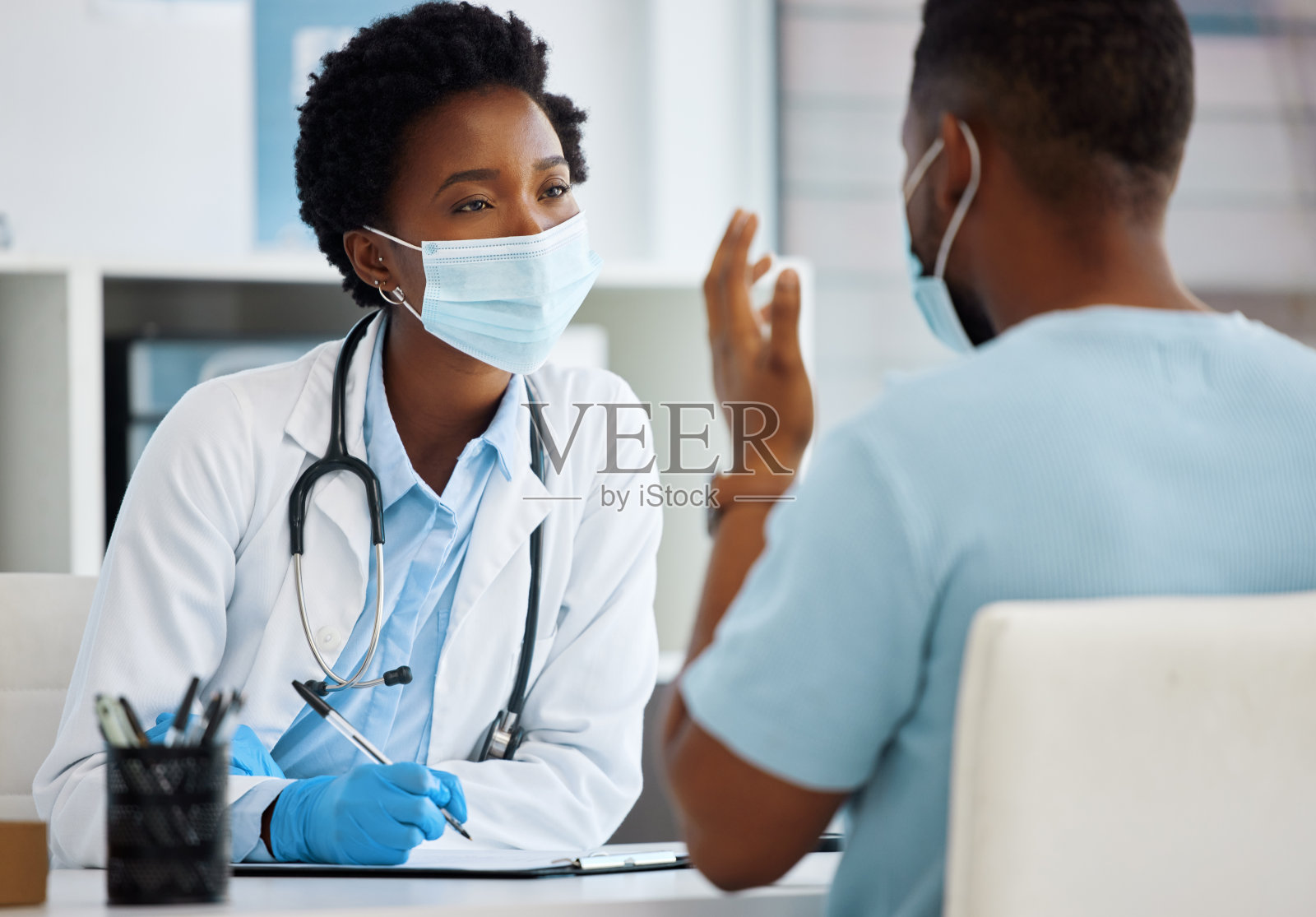 医生与病人会诊的画面照片摄影图片