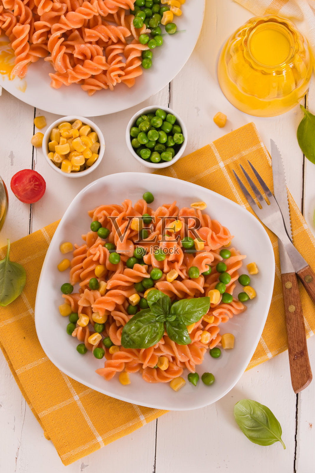 豌豆和甜玉米通心粉。照片摄影图片