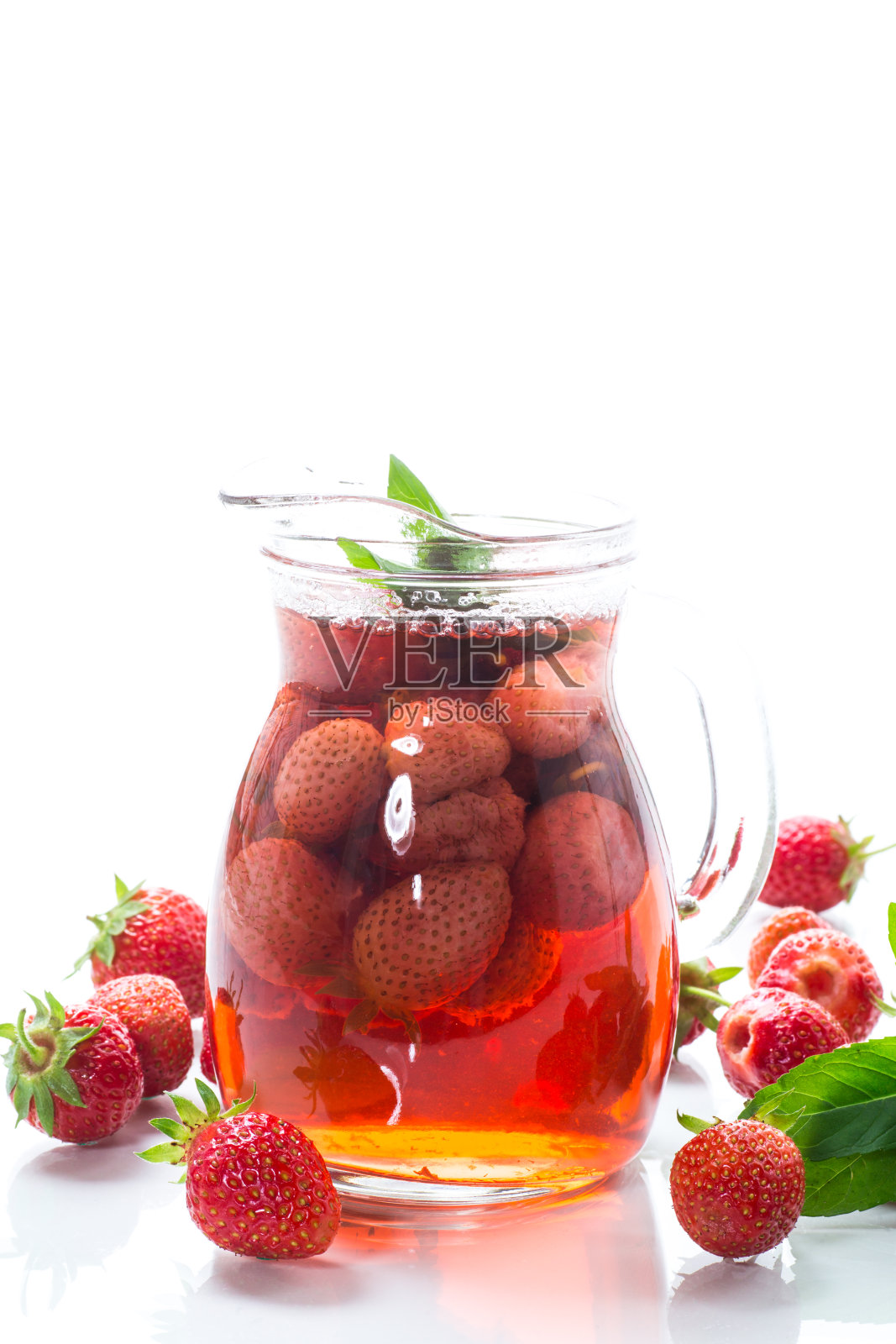 香甜爽口的熟透草莓果盘照片摄影图片