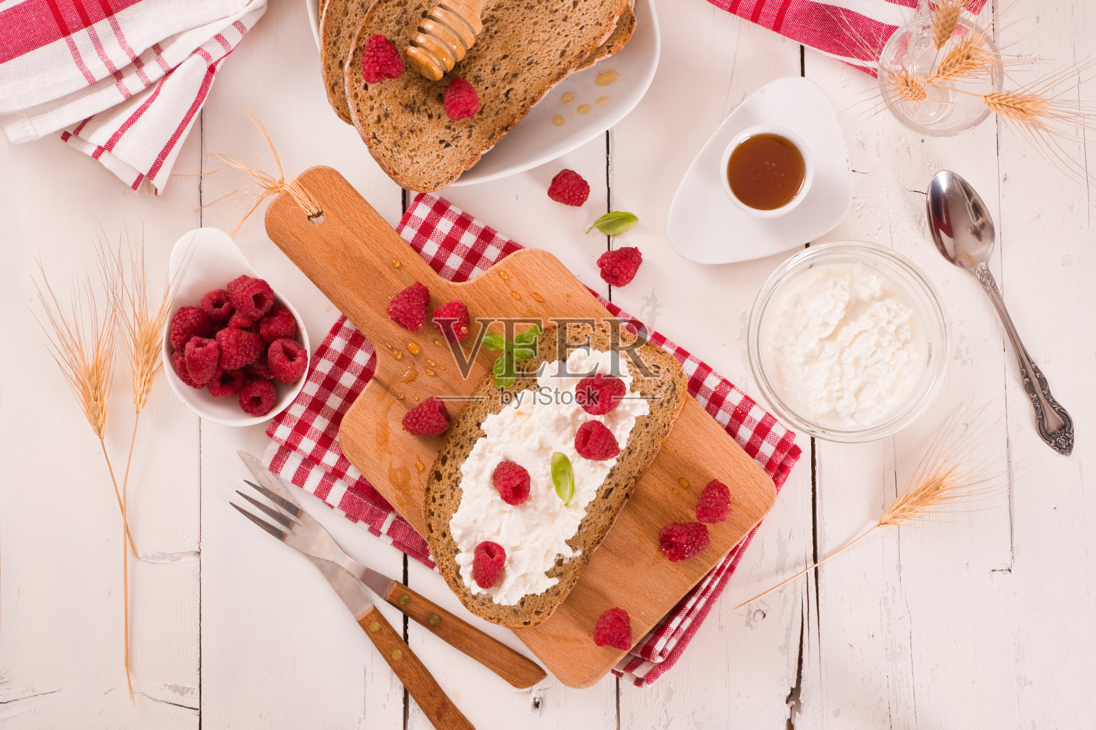 黑麦面包配白软干酪和覆盆子。照片摄影图片