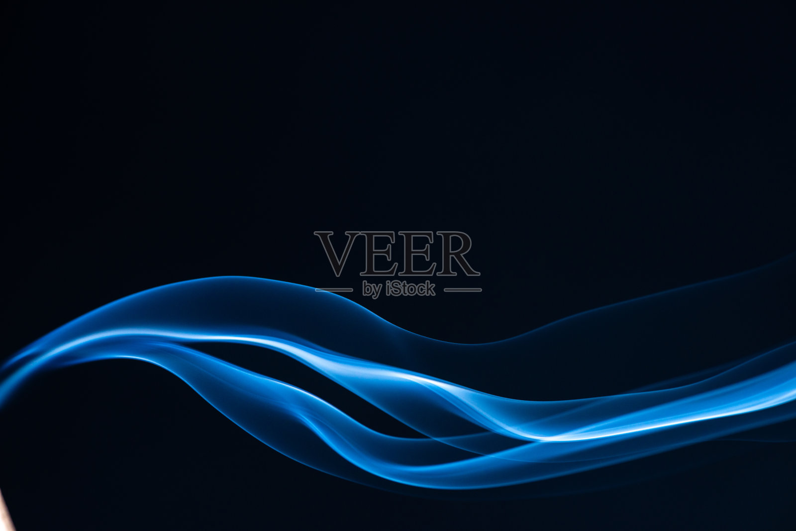 蓝色烟雾孤立在黑色背景上。照片摄影图片