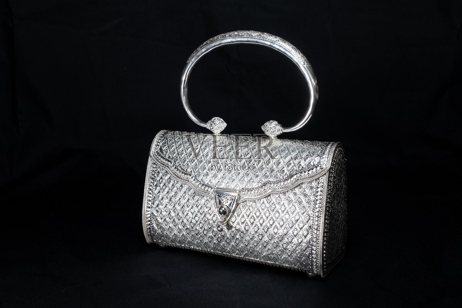 黑色背景上的银色手袋照片摄影图片