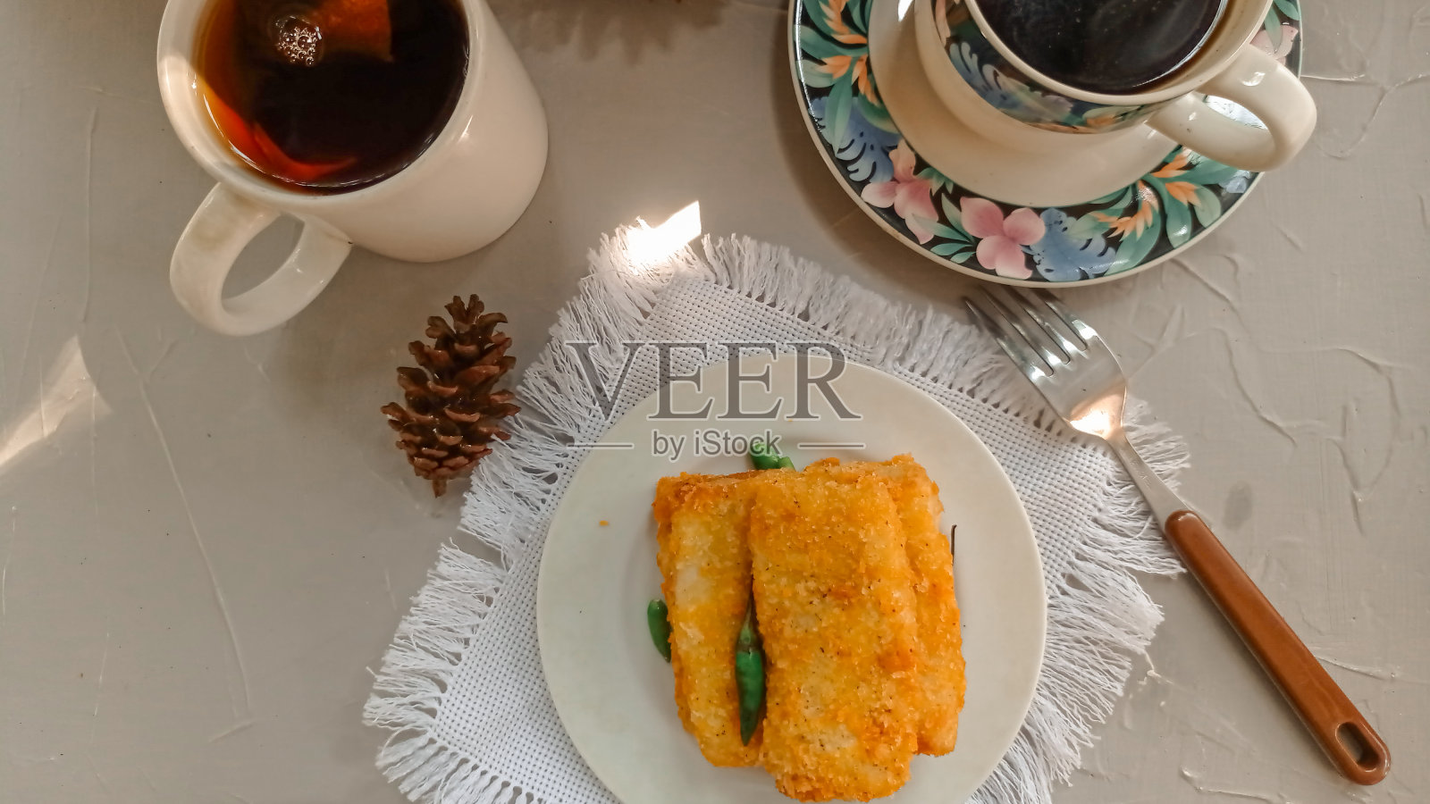 早上吃零食照片摄影图片