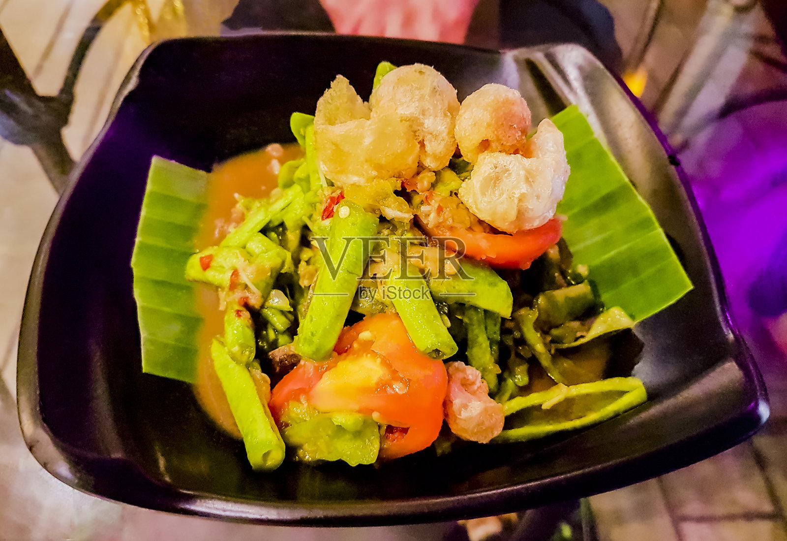 虾仁沙拉，泰国曼谷餐厅典型的泰国辣菜。照片摄影图片