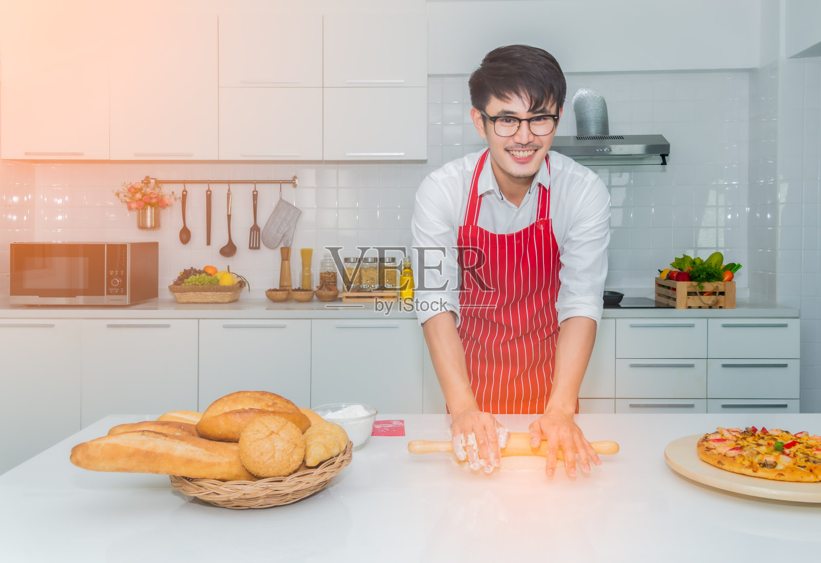亚洲英俊男子站在和面微笑照片摄影图片