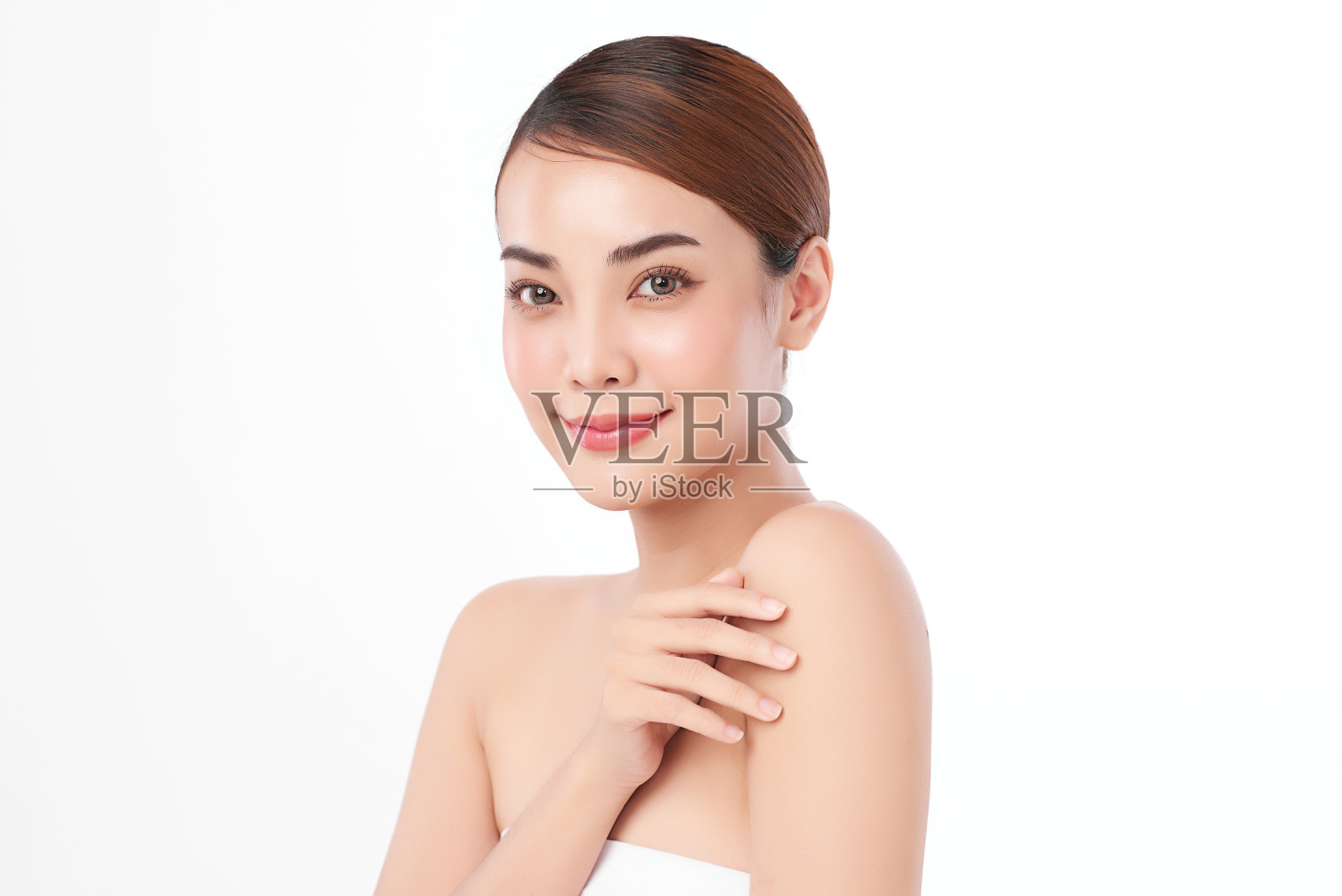 美丽的年轻亚洲女人与干净的新鲜的皮肤在白色的背景，面部护理，面部治疗，美容，美容和水疗，亚洲妇女肖像。照片摄影图片