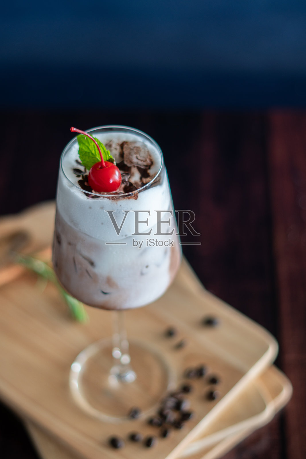 木制背景上的美式黑咖啡和果汁。照片摄影图片