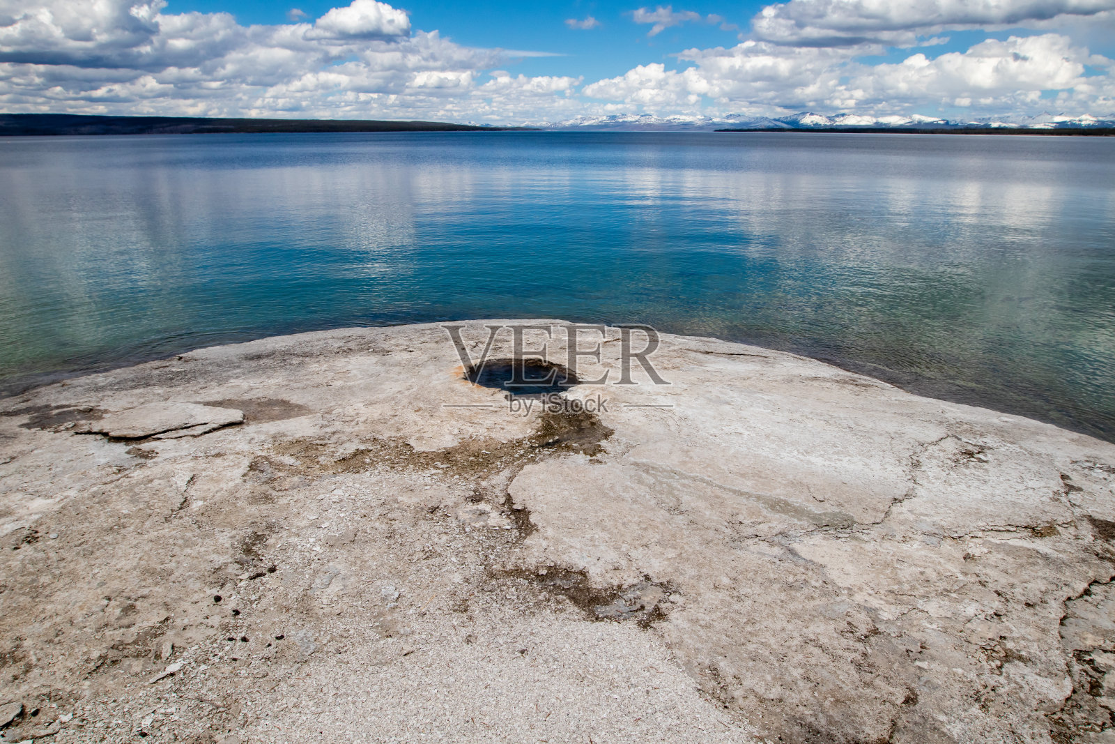 大锥间歇泉旁边的黄石湖在西拇指间歇泉盆地，黄石，怀俄明州照片摄影图片