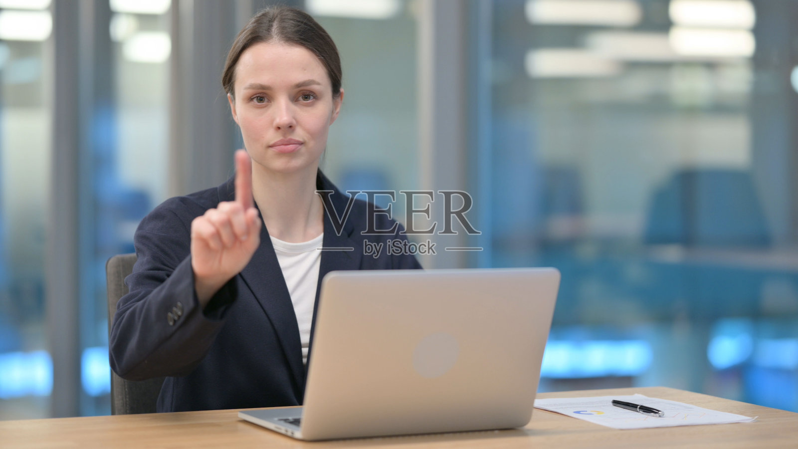 《工作中的年轻女商人》照片摄影图片