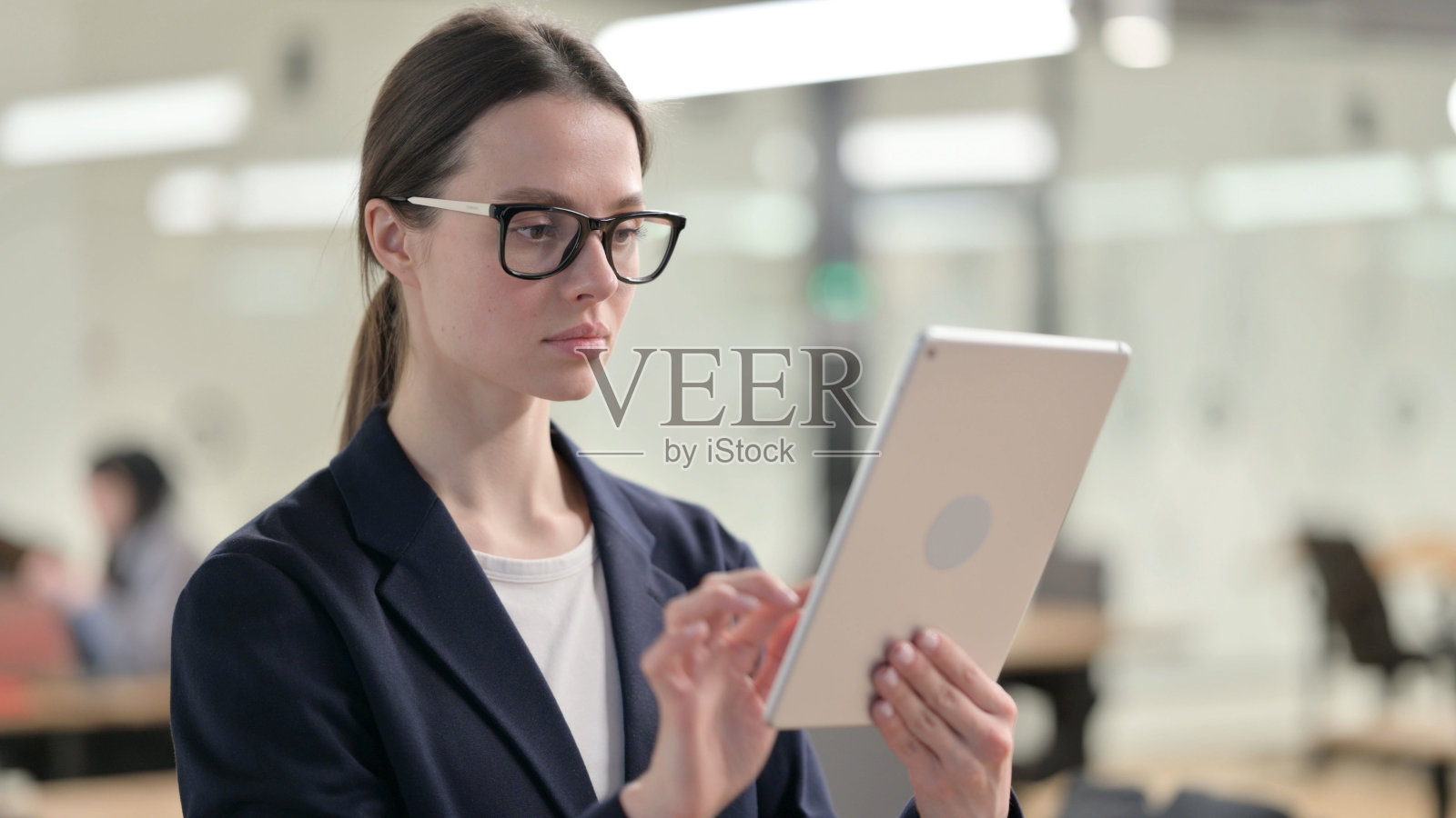 年轻女商人使用平板电脑办公的肖像照片摄影图片