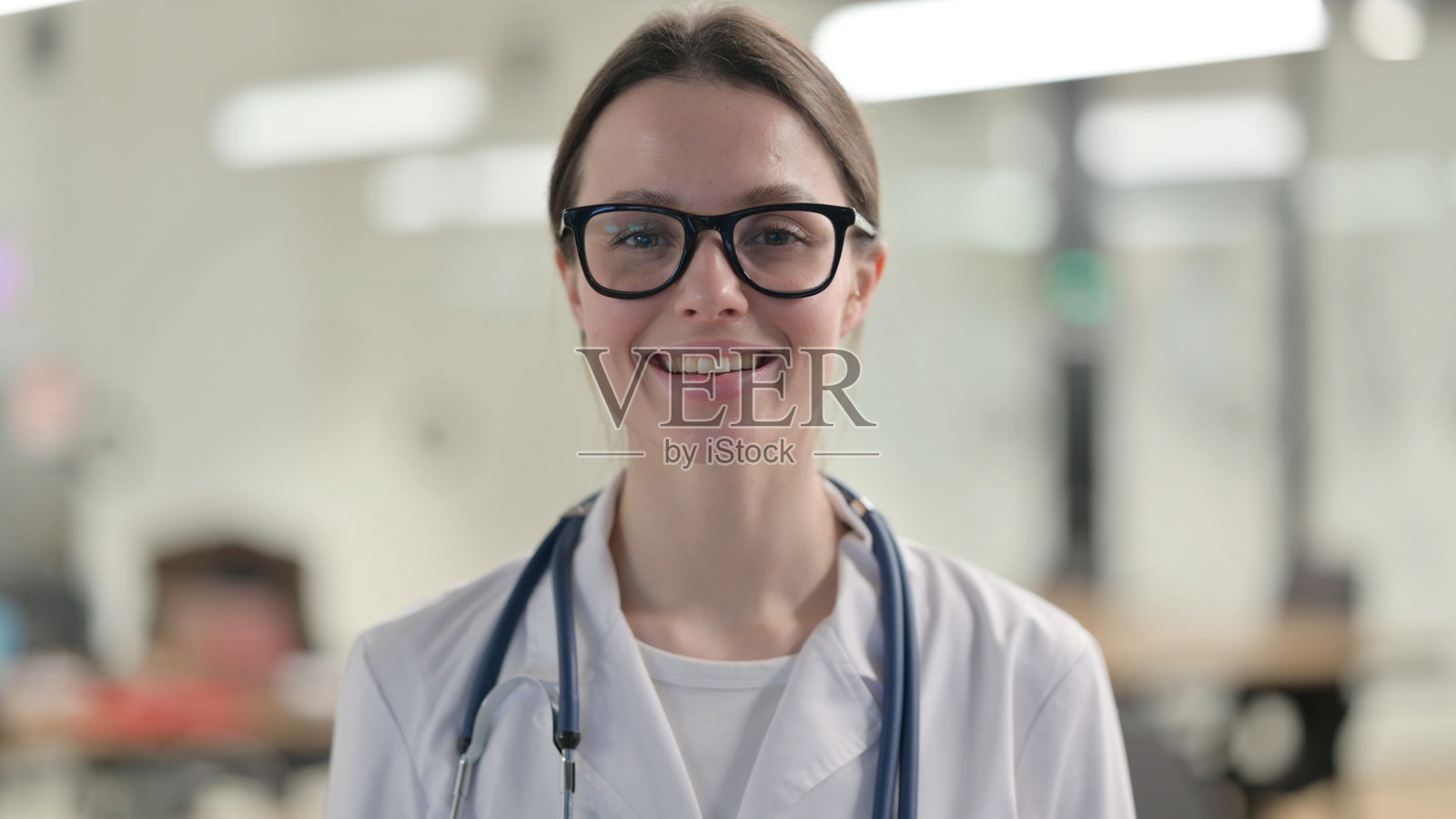 肖像迷人的年轻女医生在镜头前微笑照片摄影图片