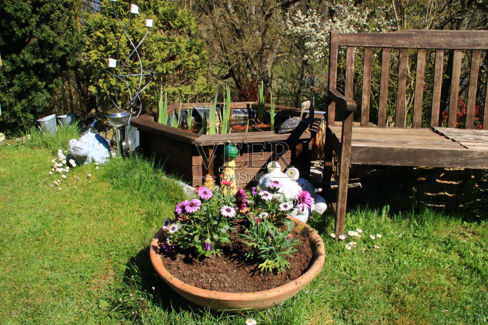 在房子的花园里用粘土做的花盆照片摄影图片