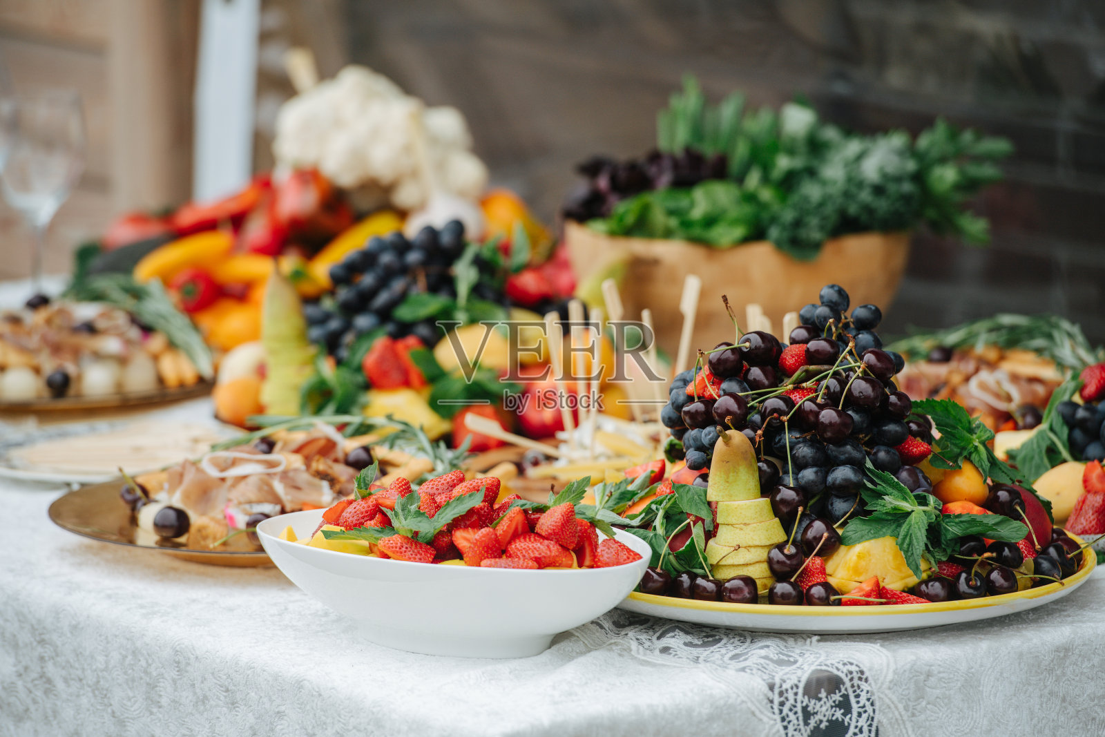 废弃的桌子为一个事件。装满水果的大盘子。照片摄影图片