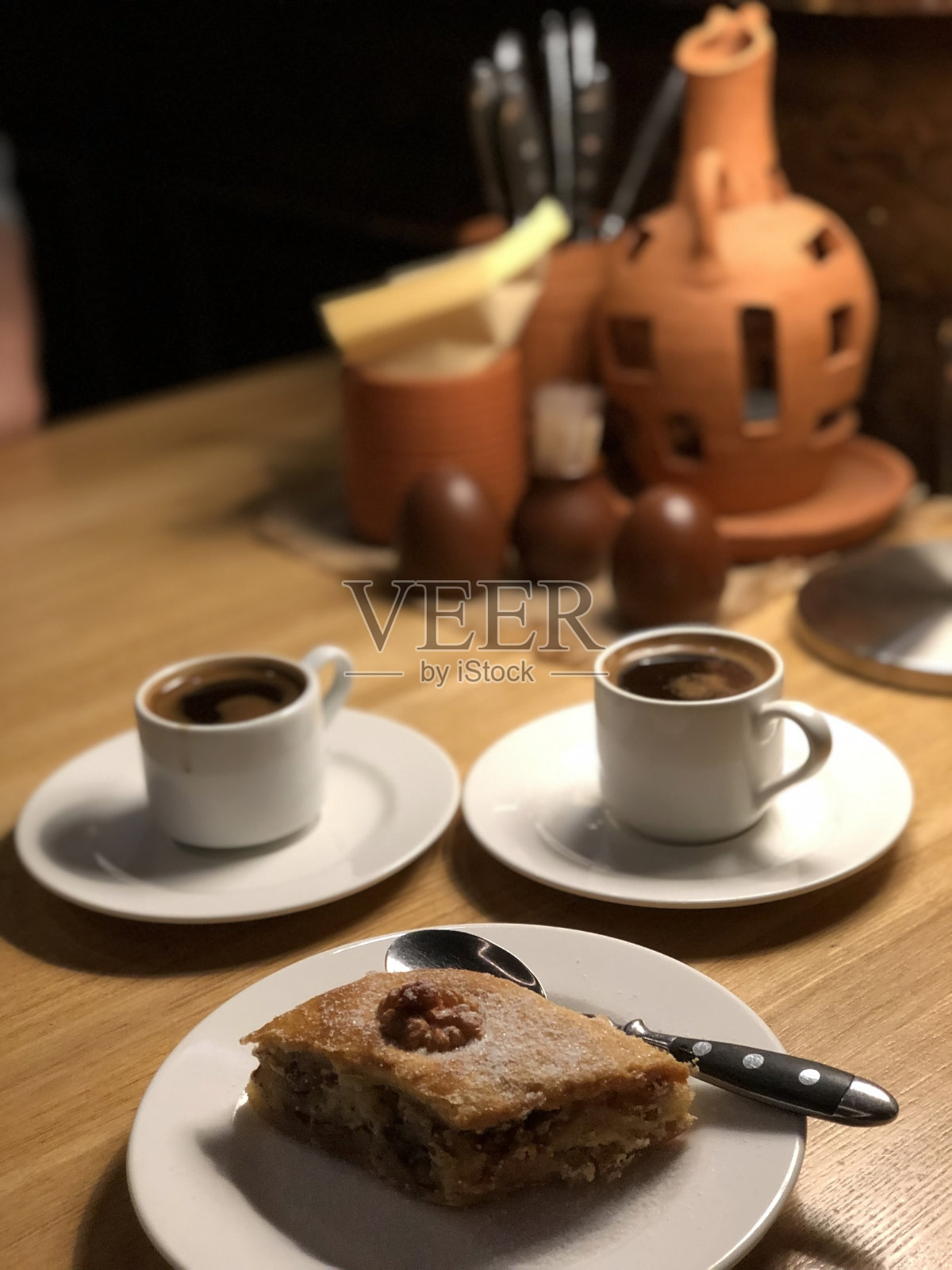 以两杯东方咖啡为背景的格鲁吉亚果仁蜜糕照片摄影图片