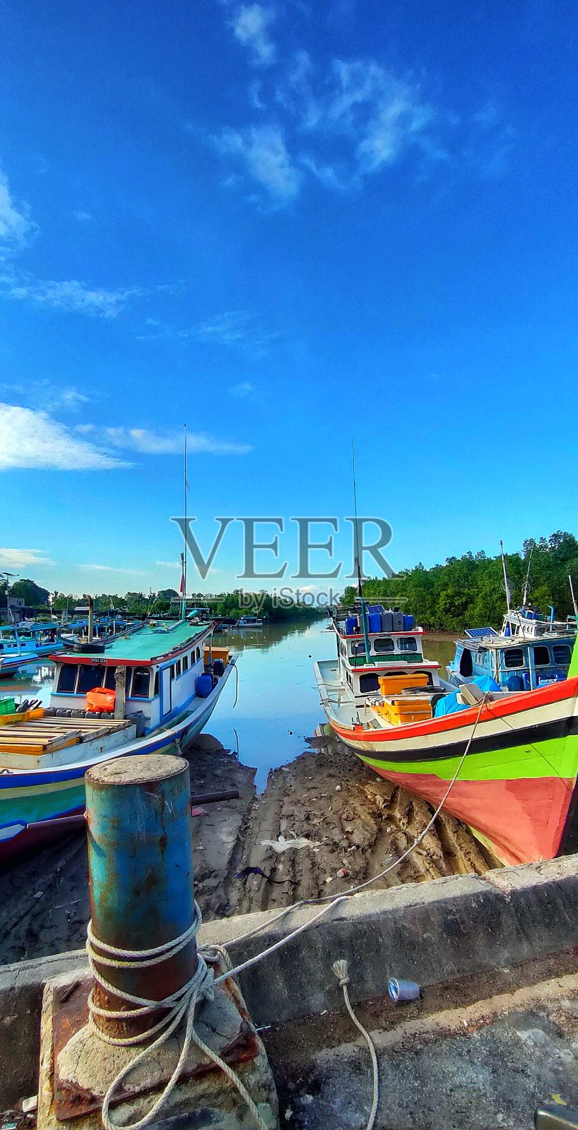 船停泊在港内照片摄影图片