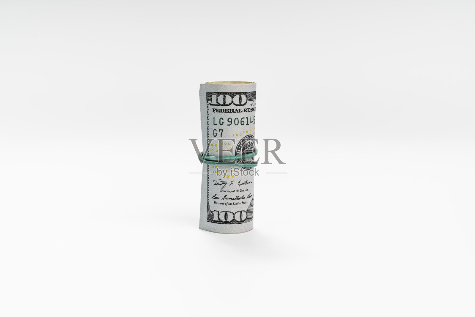 一袋用橡皮筋绑在白色背景上的美元。照片摄影图片