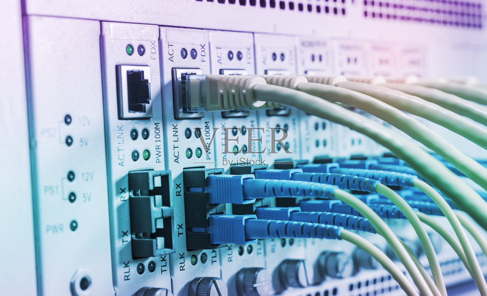 光纤用于连接光纤端口，网线用于连接以太网端口照片摄影图片