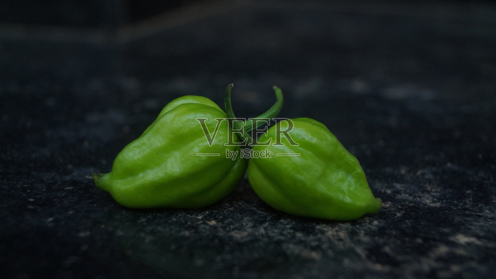 黑底青椒照片摄影图片