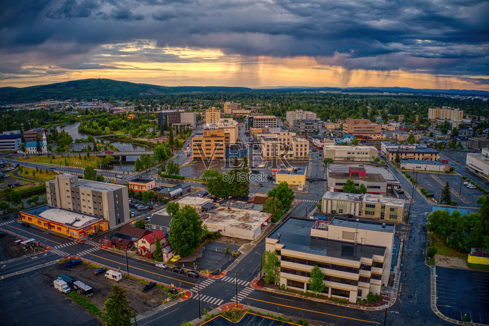 鸟瞰图费尔班克斯市中心，阿拉斯加在一个暴风雨的夏季日落照片摄影图片