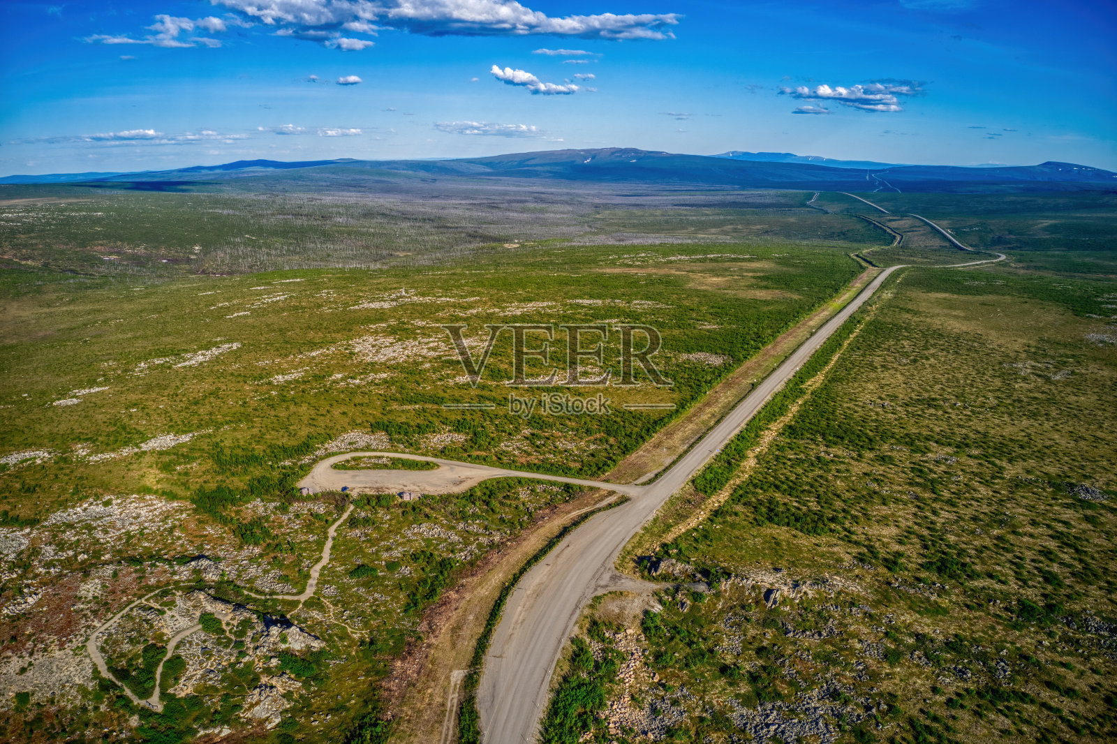 在阿拉斯加夏天道尔顿高速公路的鸟瞰图照片摄影图片