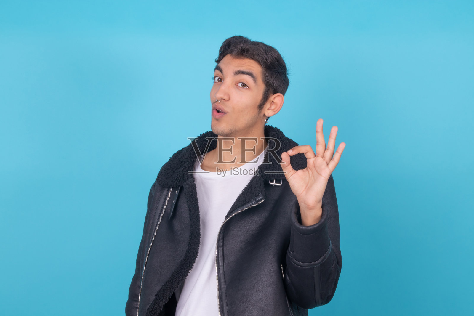 年轻表现型男性模特孤立于色彩背景照片摄影图片